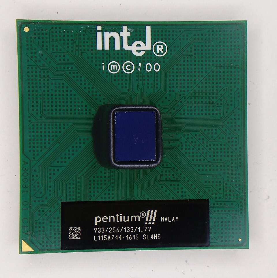 An Intel Pentium III 933 MHz processor.