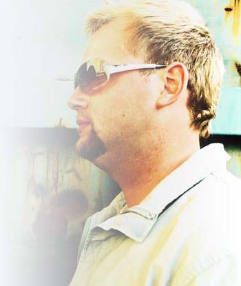 Portrait of Andreas Wennersköld (WennE) in sunglasses, seen in profile against a bright background.